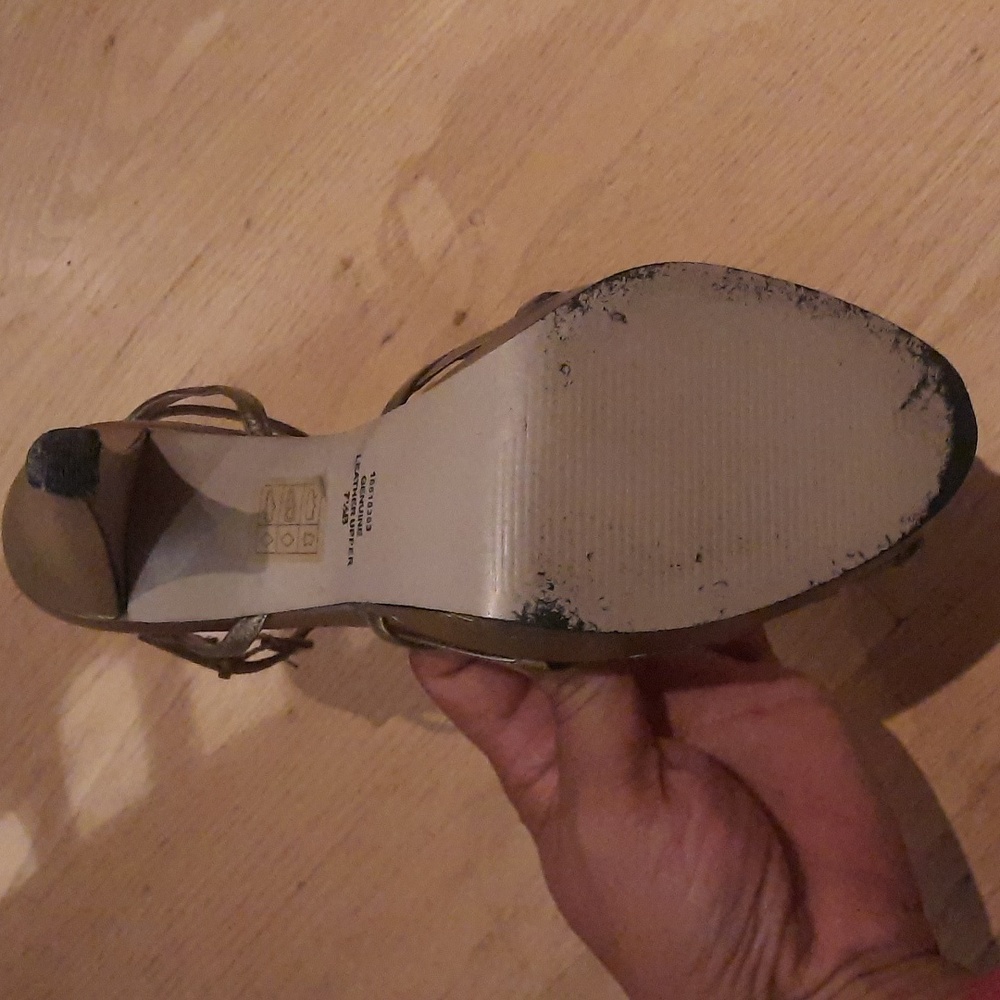Beautiful Gold Shoes - Picture 5 of 6